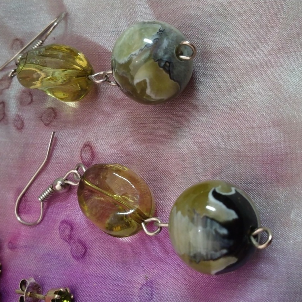 Bundle of earrings, green & gold - Picture 2 of 4